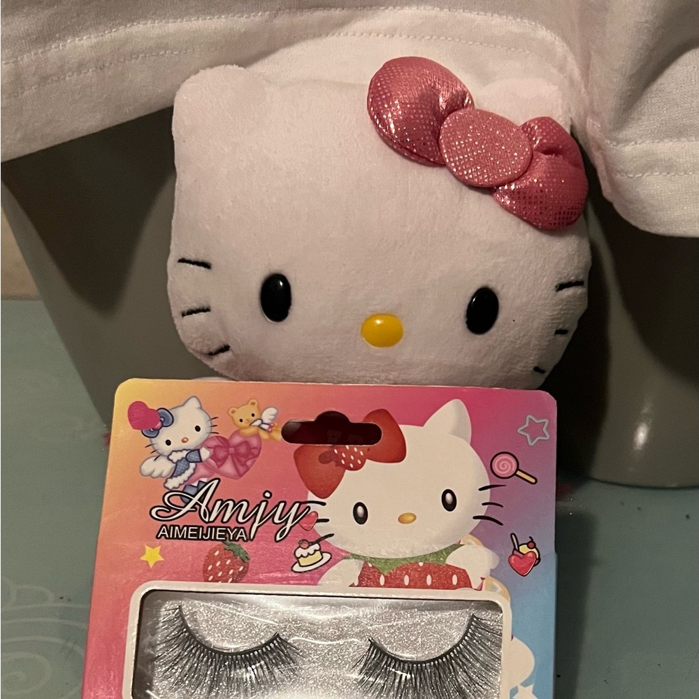 Hello Kitty eyelashes π - Picture 2 of 4